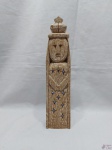 Totem em madeira entalhada de rainha/ santa com patina branca. Medindo: 31 cm de altura.