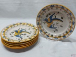 Jogo de 6 pratos rasos em porcelana portuguesa V.L, pintados à mão. Medindo 23,5cm de diâmetro.