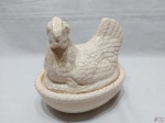 Porta ovos na forma de galinha em porcelana craqueada Luiz Salvador. Medindo: 21 cm x 16 cm x 19 cm de altura.