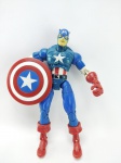 Marvel - Action Figure Capitão América com diversos pontos de articulações, acompanha seu escudo, boneco de 2002, medindo 16 cm de altura