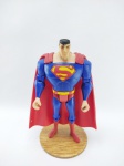 Mattel - Boneco Super Man coleção Liga da Justiça - DC, Manufatura Mattel, medindo aprox. 11 cm de altura, acompanha base não original do boneco
