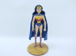 Mattel - Boneca Mulher Maravilha coleção Liga da Justiça - DC, Manufatura Mattel, medindo aprox. 12 cm de altura, sua base não é original do boneco