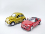 2 Miniaturas sendo BMW Z3 M Roadster do ano de 1998, escala 1/32 manufatura NewRay outro sendo Fusca medindo 13,5 cm de comprimento