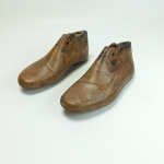 Molde de par de sapatos infantil confeccionado em madeira, vendido no estado conforme fotos. Mede 17 x 8 cm.