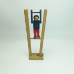 Antigo brinquedo de trapezista, confeccionado em madeira, vendido no estado conforme fotos. Mede 30 x 9 cm.