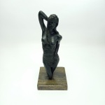 Estatueta de moça confeccionada em material sintético em base de granito, vendida no estado conforme fotos. Mede 10 cm x 25.