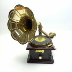 RHYTHM PHONE - Antiga Caixa Musical confeccionada em plástico em formato de gramofone, funcionando sem garantias futuras. Mede 20 x 15 x 25 cm. Vendida conforme fotos.