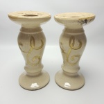 Antigo e grande par de candelabros em faiança / porcelana, vendidos no estado conforme fotos. Medem 10cm (diâmetro) x 20cm (altura).