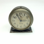 WESTCLOX - Antigo relógio à corda de mesa Westclox, sem testes vendido no estado conforme fotos. Mede 9 cm de altura.