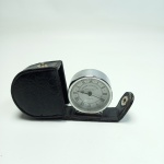 ROGER LASCELLES CLOCKS - Antigo relógio à bateria Roger Lascelles, com capa de couro. Sem testes vendido no estado conforme fotos. Mede 6 cm de altura
