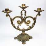 Antigo e grande candelabro em bronze maciço para 3 velas ricamente trabalhado em sua base e articulações, vendido no estado conforme fotos. Mede 25 x 24 cm.