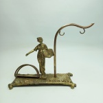 LEX - Antiga e rara escultura em bronze com suporte para jogo de xícaras e guardanapos, vendida no estado conforme fotos. Mede 22 x 20 cm.