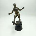 Antigo e raro troféu confeccionado em metal com base em madeira, em alusão a campeonato de futebol. Vendido no estado conforme fotos. Mede 22 cm de altura