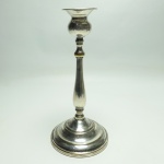 CRISTOFOLI PRATAS - Castiçal de uma vela, confeccionado em metal espessurado em prata com filetes de ouro, vendido no estado conforme fotos. Mede 24 cm de altura.