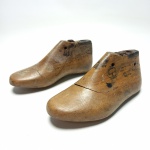 Antigo molde de par de sapatos em madeira no modelo 420, medindo 23 cm de comprimento. vendido no estado conforme fotos.