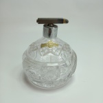 GENUINE LEAD CRYSTAL- Antigo porta perfume borrifador confeccionado em Cristal cortado a mão, sem trincas ou bicados, não acompanha borrifador, vendido no estado conforme fotos. Mede 11 cm de altura por 11 cm de diâmetro.