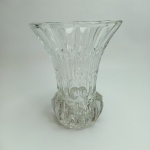 PRADO - Lindo e delicado vaso, ricamente trabalhado em cristal, não apresenta trincas ou bicados, Mede 16 cm de altura por 12 cm de diâmetro. Vendido conforme fotos.