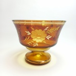 Vaso de vidro filetado a ouro na cor beje com desenho floral, apresenta bicado em sua borda, vendido no estado conforme fotos. Mede 15 cm de altura x 19 cm de diâmetro.