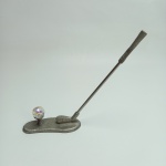 SPOONTIQUES - Escultura alusiva a Golf, confeccionado em metal Peltre, vendida no estado conforme fotos. Mede 7 cm de base e 12 cm de altura.