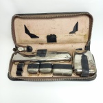 Antigo kit de Barbear confeccionado em metal prateado em sua case de couro, vendido no estado conforme fotos. Mede 25 x 10 cm.