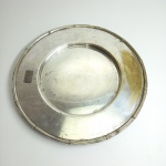 PRATA WOLFF - Antiga bandeja espessurada a prata com marcas do tempo, vendida no estado confome fotos. Mede 29 cm de diâmetro.