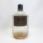 MYRURGIA - Antigo vidro de perfume Embrujo de Sevilla dos anos 30, contém pouco resíduo de perfume, não apresenta trincas ou bicados, vendido no estado conforme fotos. Mede 20 cm de altura por 10 cm de diâmetro.