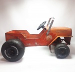 BANDEIRANTE - Antigo Jeep de pedal, confeccionado em lata e rodas em plástico rígido. Vendido no estado conforme fotos. Mede 53 x 70 x 42 cm.