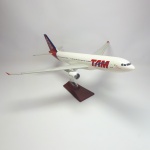 TAM - Miniatura de avião TAM, confeccionado em metal e base de material sintetico. Pequeno restauro na ponta de uma das asas - vendido no estado conforme fotos. Mede 50 cm de comprimento x 50 cm de envergadura
