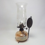 Antiga lamparina à querosene confeccionada em vidro prensado, com cúpula de vidro decorativa. Vendida no estado conforme fotos. Mede 15 x 29 cm.