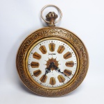 JUNGHANS - Antigo relógio em madeira com detalhes em relevo, sem testes vendido conforme fotos. Mede 26 cm de diâmetro e 33 cm de altura.