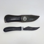 IMBEL - Par de antigas facas FI-IMBEL e uma no case de couro, vendidas no estado conforme fotos. Medem 15 cm.