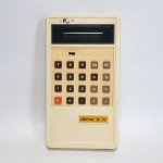 DISMAC - Antiga calculadora no modelo DISMAC-HF 70, sem testes, vendida no estado conforme fotos. Mede 8 x 14 cm.