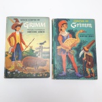Lote de 2 antigos livros do Monteiro Lobato pela editora Brasiliense, "Contos de Grimm" e "Novos contos de Grimm", ambos dos anos 60. Com marcas do tempo e um deles com rasura no torso, vendidos no estado conforme fotos.