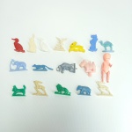 Lote de 17 antigos miniaturas de brinquedo dos anos 50, em plástico rígido. Vendidos no estado conforme fotos. O maior mede 6 cm.