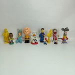 Lote de antigos bonecos de personagens diversos, a maioria em plástico. Vendidos no estado conforme fotos. O maior mede 10 cm.