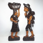 Par de esculturas de parede em madeira alusivas ao povo peruano, vendidas no estado conforme fotos. Medem 68 cm.
