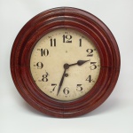 GB - Antigo relógio de parede confeccionado em madeira, funcionando mas necessita de pequena revisão, sem garantias futuras. Mede 38 cm de diâmetro