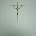 ARTE SACRA - Antigo Crucifixo de Parede em metal espessurado a prata com inscrição INRI. Mede 21 cm x 39 cm de altura. Em perfeito estado de conservação, vendido conforme fotos.