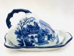 Queijeira em porcelana azul e branca, decorada com cena de época, com pega na tampa. Med. 27x15 cm. Alt. 15 cm.