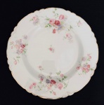 Antigo Prato em porcelana inglesa J&G Meakin decorado com rosas, borda com delicado trabalho ondulado. Med. Diâm. 23 cm.