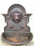 Fonte em fer forgé (ferro forjado),  decorada com leão. Med. 80x45x95 cm. Peso aprox. 85 kg.