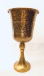 Grande Vaso em alumínio dourado, no formato de taça, decorado com relevos. Peso aprox. 5 kg. Med. 75x41 cm.
