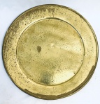 Medalhão em metal cinzelado dourado. Med. 66 cm.