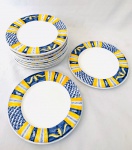 Doze pratos em cerâmica Lis Cerâmica Brasil, pintados à mão, marcados na base, em bom estado. Med. 22 cm.