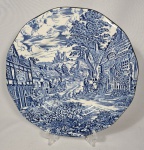 ENOCH WEDGWOOD - OLD ENGLISH VILLAGE - Belíssimo Prato em porcelana branca, decorados no padrão "Blue & White", com paisagens campestres inglesas. Diâmetro: 20 cm.