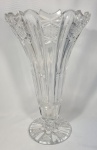 Grandioso e Belíssimo vaso de grosso cristal lavrado, com lapidação estrela e borda recortada, apresente pequenos bicados na borda. Dimensões: 40 cm. de altura e 24 cm. diâmetro da boca.