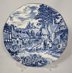 ENOCH WEDGWOOD - OLD ENGLISH VILLAGE - Belíssimo Prato em porcelana branca, decorados no padrão "Blue & White", com paisagens campestres inglesas. Diâmetro: 25,5 cm.