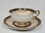 Belíssima Xícara de café em fina porcelana Japonesa com decoração floral, detalhes a ouro e faixa em tom preto.