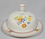 Beslíssima manteigueira em fina porcelana Czechoslovakia - MZ ( 1922 - 1945 ) com decoração floral e borda com faixa vermelha. Dimensões: 17x10 cm. (diâm.xalt.)