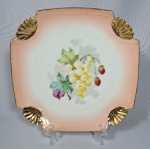 Raro prato decorativo em porcelana francesa Limoges, feito para Casa Cipriano em tom salmão com decoração de frutas e detalhes em conchas a ouro. Diâmetro: 21x21 cm.